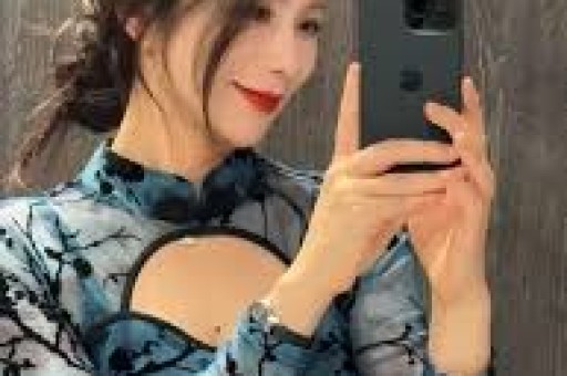 23号：张佳宁路透曝光！肚大如箩携助理现身咖啡馆走路外八孕味十足